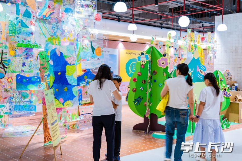 9月17日，“我和自然碰碰头”主题画展在长沙河西王府井商场开幕。 均为通讯员 龙诗梦 供图 