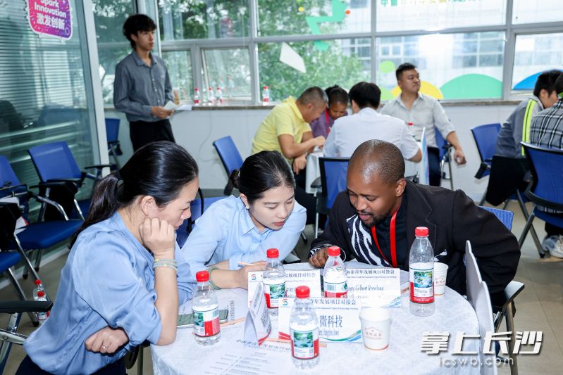 对接会现场，湘企代表和南非青年代表聊合作、谈意向。
