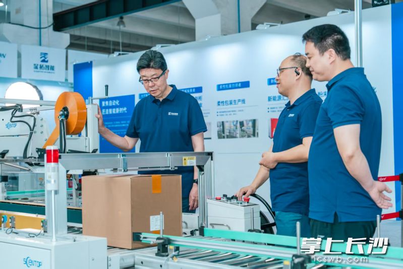 深拓智能工作人员向客商推介智能打包设备。深拓智能 供图