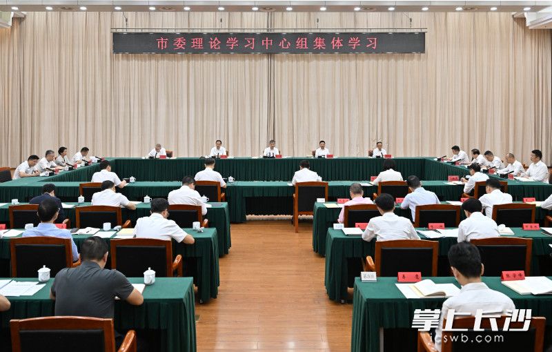 9月18日，市委理论学习中心组开展集体学习。副省长、市委书记陈竞主持并讲话。 长沙晚报全媒体记者 王志伟 摄