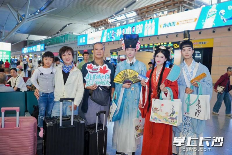 旅客与NPC合影 均为主办方 供图