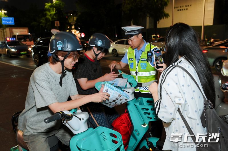 电动车整治现场，交警向骑行者进行安全宣讲。