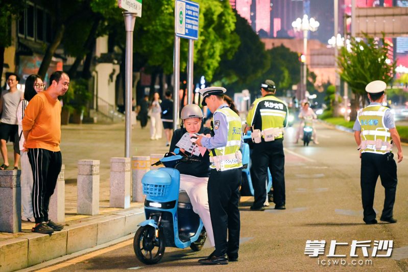 交警提醒骑行者佩戴安全头盔等事宜。均为长沙公安交管供图
