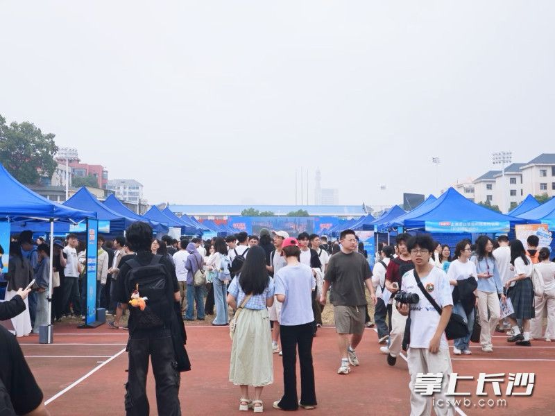 9月19日，2026年秋季综合专场招聘活动（长沙站）现场。长沙晚报全媒体记者 刘攀 摄