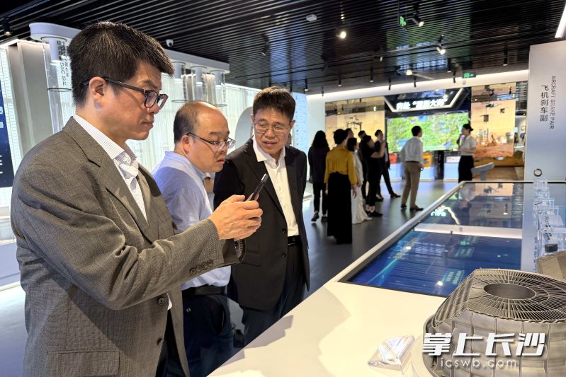 金融机构代表深入湘江新区，实地了解发展成果。