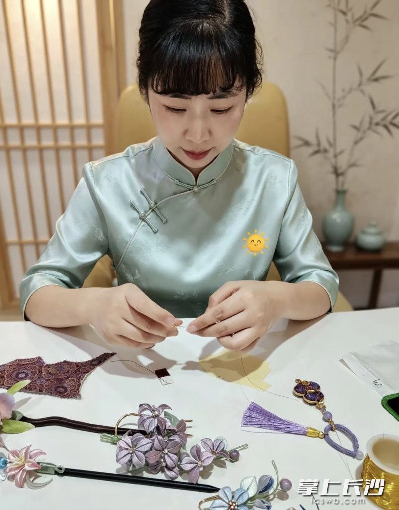 刘子衿(化名)以缠花、宋锦、绒花、合香珠等匠心作品演绎中式美学。均为受访者供图 刘子衿(化名)以缠花、宋锦、绒花、合香珠等匠心作品演绎中式美学。均为受访者供图