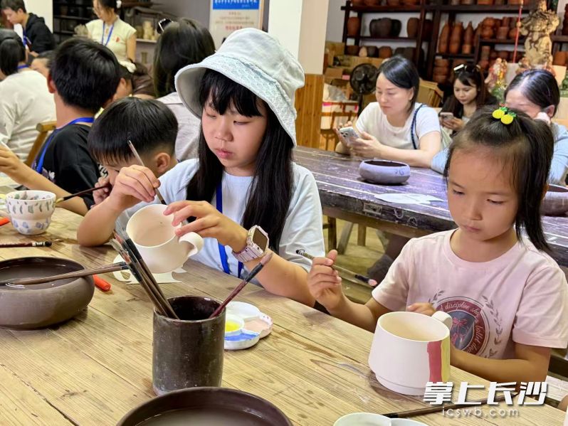 亲手制作一个专属于自己的瓷器。