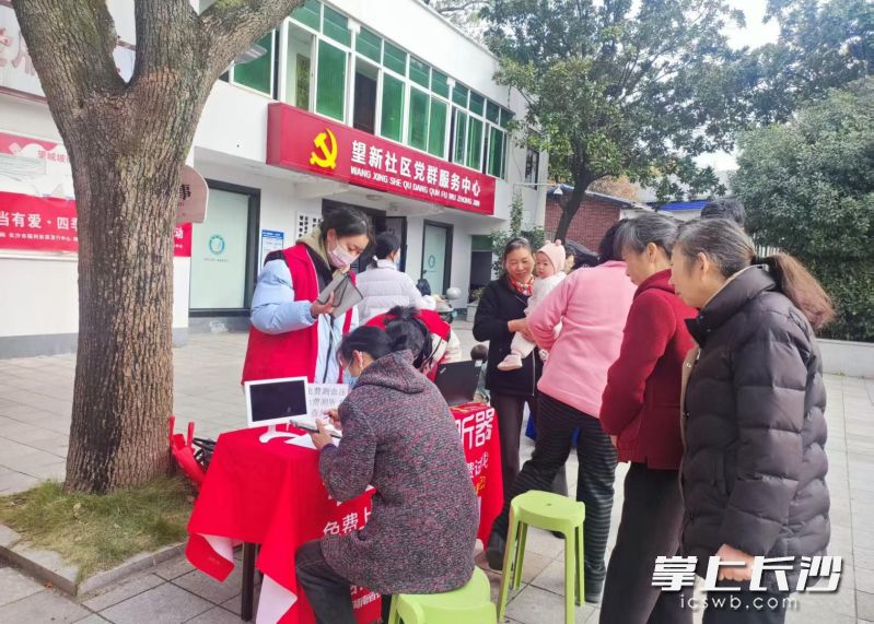 立足社区实际,社工站分点布局两大实体阵地,实现错位服务。 立足社区实际,社工站分点布局两大实体阵地,实现错位服务。