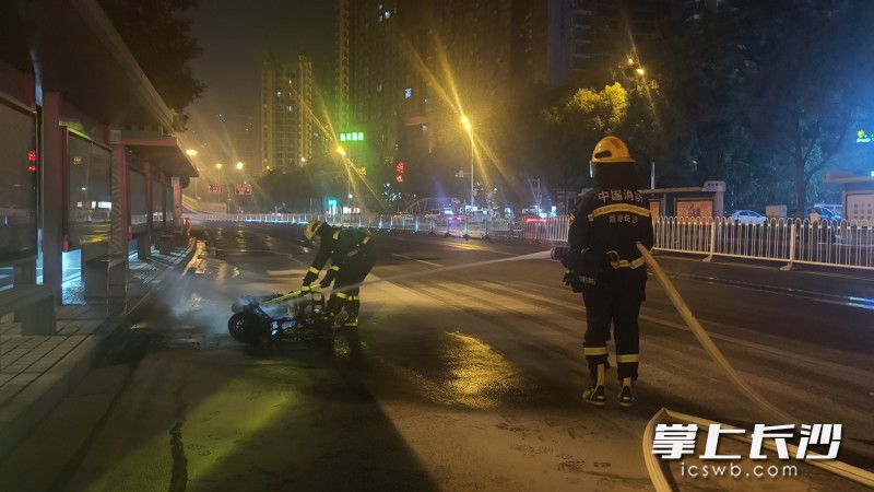 消防员正在灭火。 长沙晚报通讯员 李璐豪 摄