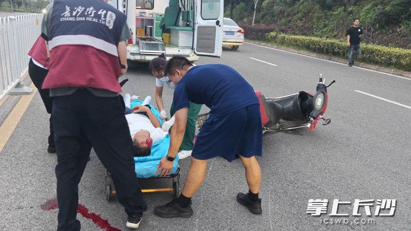 消防和医护人员在抢救伤者。 长沙晚报通讯员 王磊 摄