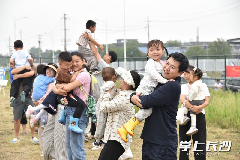 幼幼幼教集团5所幼儿园的310组亲子家庭走进田野，体验秋收劳动。热身环节增进亲子感情。均为长沙晚报通讯员陈宇航供图