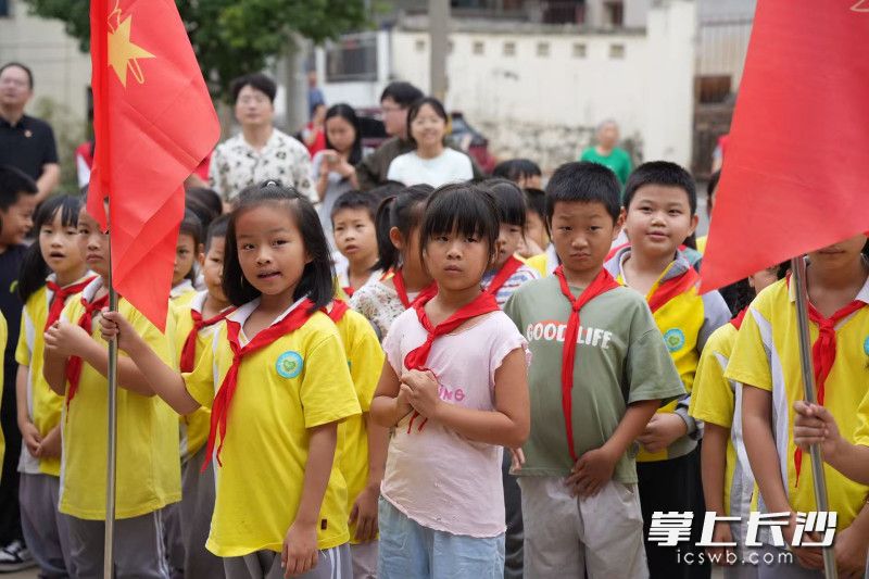 走出校园探寻乡土文脉，孩子们充满好奇与兴趣。