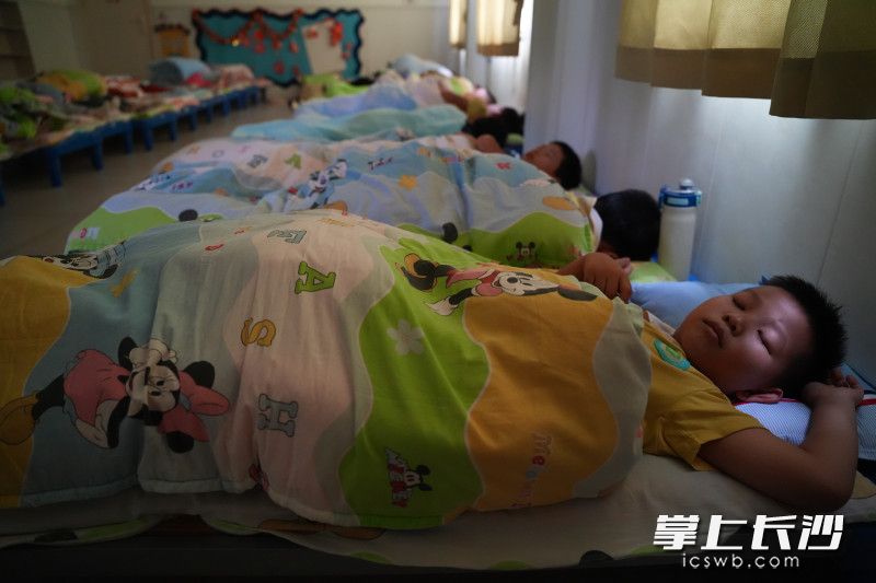 学校盘活幼儿园闲置的教室、床铺等，为1—3年级学生打造午睡寝室。中午时分，孩子们躺在小床上香香地进入梦乡。