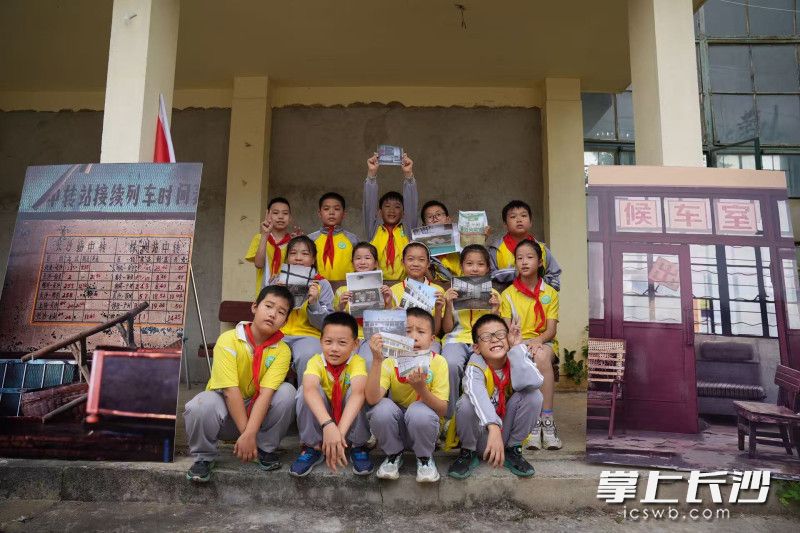 不一样的大课间。暮云小学的学生们通过徒步打卡暮云老火车站，感受家乡历史。
