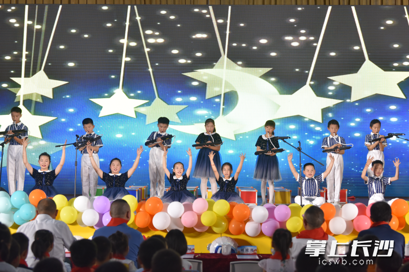 学校“红·韵”艺术团在表演。
