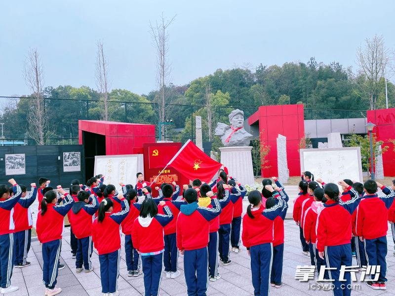 学校组织学生在陈树湘故居开展清明祭英烈活动。