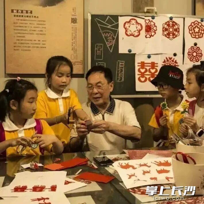 通过剪纸体悟传统民间艺术的灵动韵味，解锁中秋别样仪式感。 长沙晚报通讯员 孙乐 供图