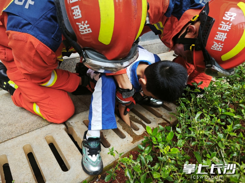 消防人员正在救援。 长沙晚报通讯员 罗琦瑜 摄