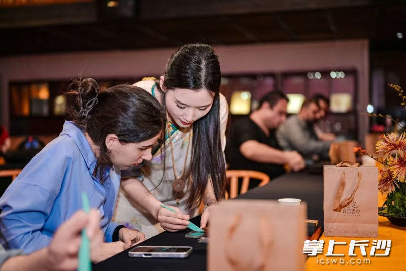 外籍人才在沉浸式文化体验中。 均为长沙晚报通讯员赵顺供图