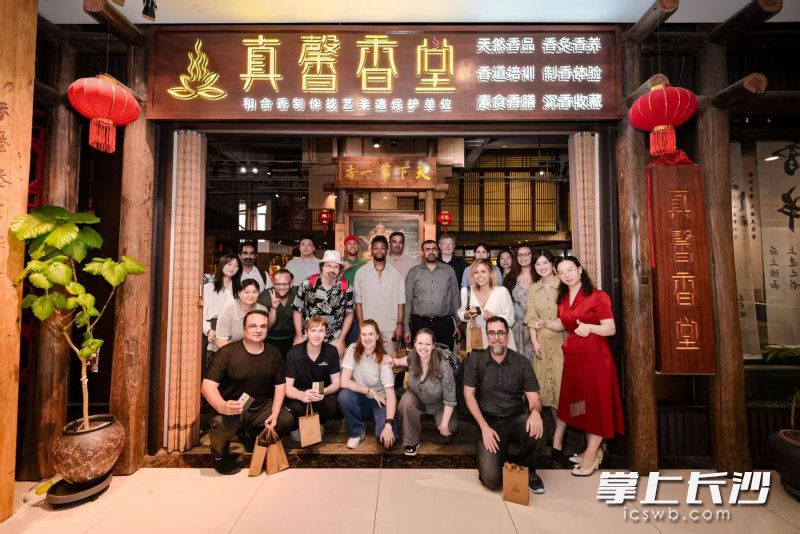 外籍人才开心合影。