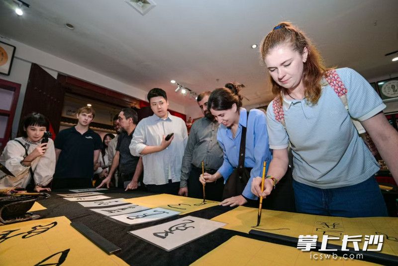 体验汉字书写。