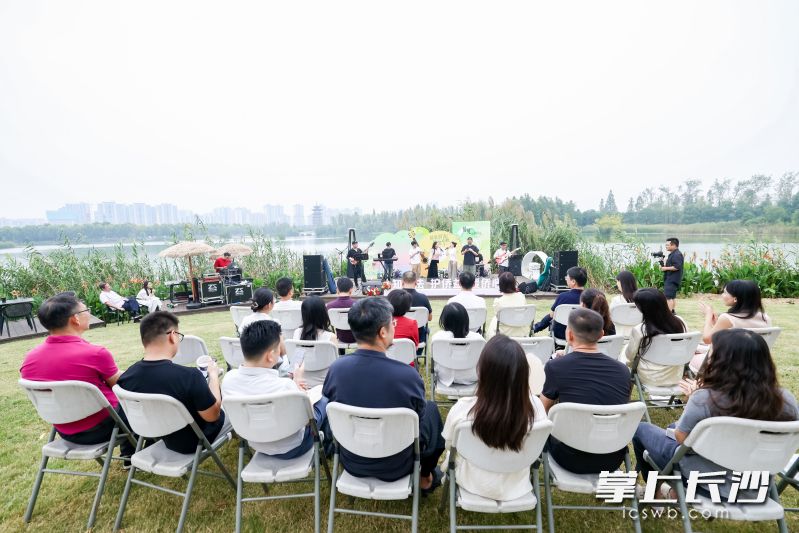 户外草坪的音乐会上，侨界人士轮番登台表演。