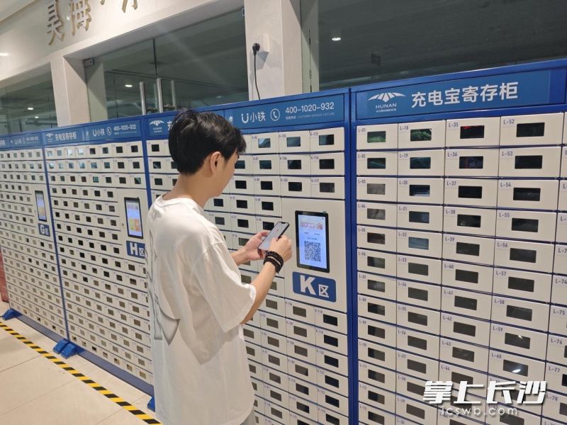 旅客在充电宝寄存柜前扫码。 均为通讯员供图