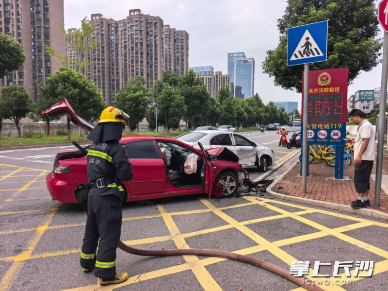 图为事故现场。 长沙晚报通讯员 段志伟 摄