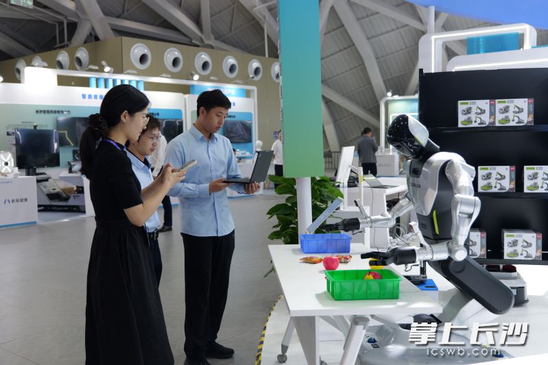 中科云谷机器人现场演示分拣装配、精准抓取。