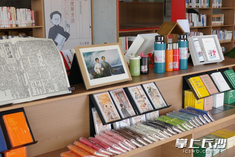初恋书店用好红色资源，打造红色文创专区。