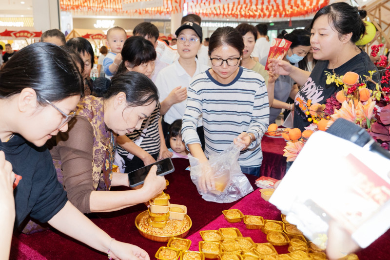 中秋市集的手工制作月饼让人们感受传统文化的独特魅力。