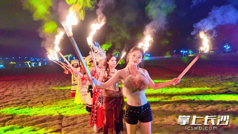 火把舞点亮山野夜空。