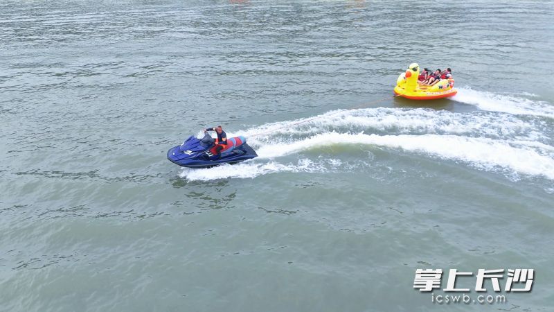 摩托艇破浪飞驰。