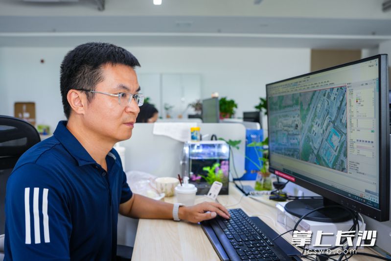 市勘测设计研究院航测遥感数据部主任工程师王亚军，演示实景三维应用于建设项目批后监管。 长沙晚报全媒体记者 邹麟 摄