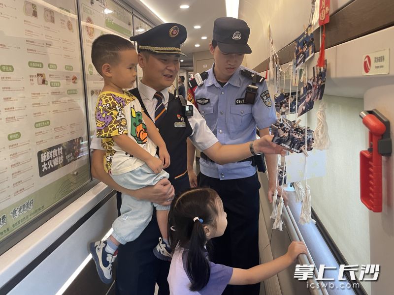 答对题目的旅客收获了“铁男”IP专属钥匙扣、中秋特色福袋等精美礼品。