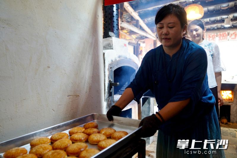 花猪酥月出炉，饼身烤出诱人金黄，香味溢满整间工坊。