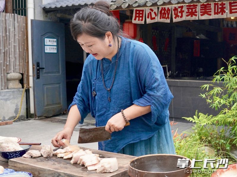 肖凤君正在准备古法月饼制作的原料，宁乡花猪肉馅自然不可少。 均为长沙晚报全媒体记者张禹、通讯员段华良摄