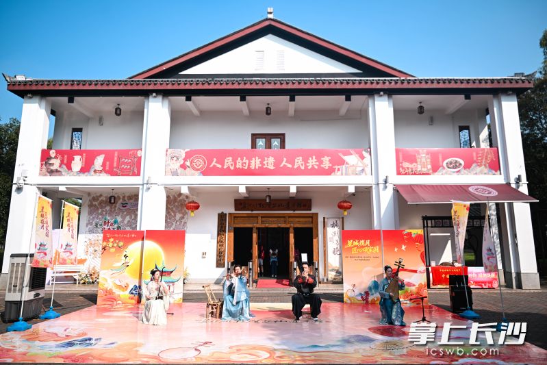 9月24日下午，“星城时序 非遗万象——我们的节日·中秋”长沙非遗系列活动在长沙非物质文化遗产馆前坪举行。 均为长沙晚报通讯员杨翠供图