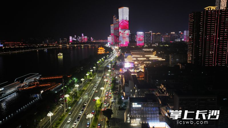 碧湘楚巷有不少年轻人结伴漫步，逛特色首店、打卡艺术空间。 均为长沙晚报全媒体记者邓迪摄