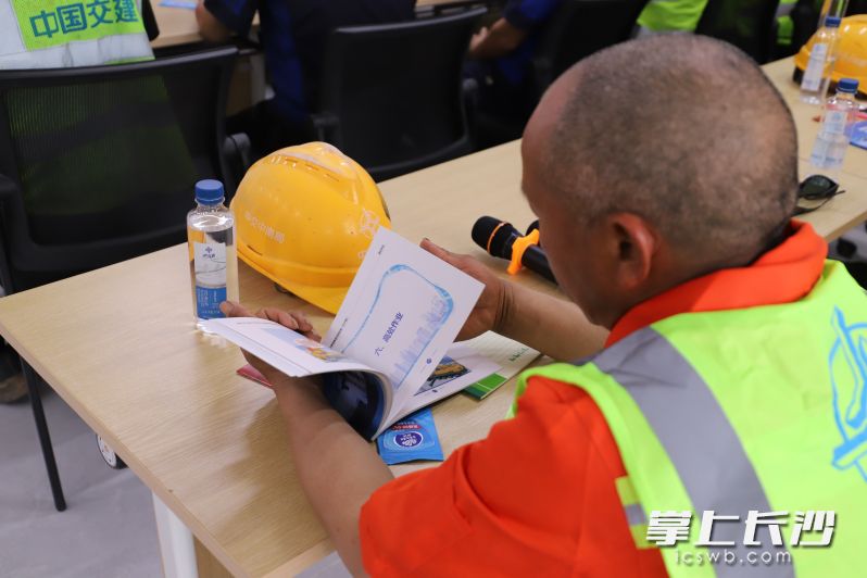 建筑工程项目一线从业人员认真学习普法知识。