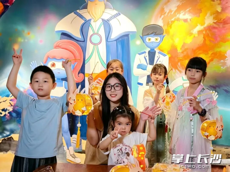 贝拉小镇推出“月满贝拉·团圆奇妙夜”等主题活动,花灯手作、月饼DIY、玉兔寻宝串起游园体验。通讯员 邓方博 供图 贝拉小镇推出“月满贝拉·团圆奇妙夜”等主题活动,花灯手作、月饼DIY、玉兔寻宝串起游园体验。通讯员 邓方博 供图