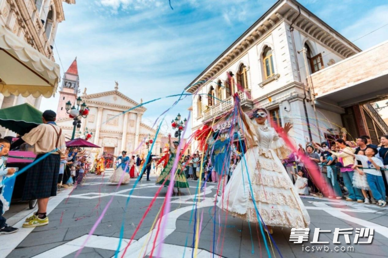 华谊兄弟(长沙)电影小镇狂欢大巡游。通讯员 陈建涛 供图 华谊兄弟(长沙)电影小镇狂欢大巡游。通讯员 陈建涛 供图