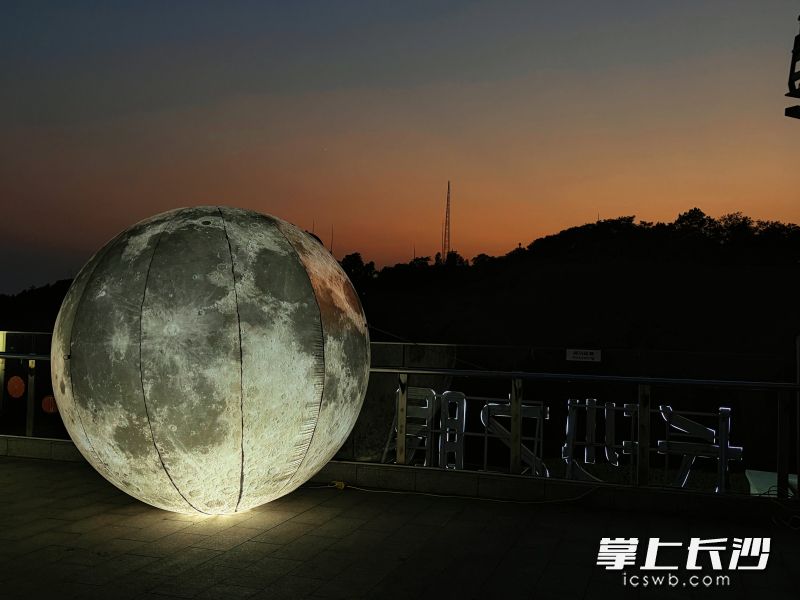 长沙之眼打造巨型月亮主题打卡场景。通讯员 赵宇程 供图 长沙之眼打造巨型月亮主题打卡场景。通讯员 赵宇程 供图