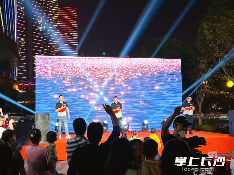 骑手志愿服务队“小鸿队”队员合唱《奔跑》。均为通讯员 龙鑫为 供图