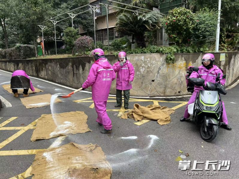 骑手深入社区开展志愿服务。