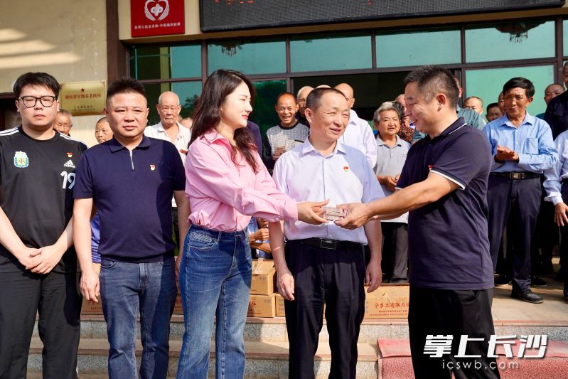9月25日时值中秋佳节，精量重工董事长陈基良携家人来到巷子口镇敬老院，为老人们送来节日祝福。均为长沙晚报全媒体记者 张禹 通讯员 段华良 摄影报道