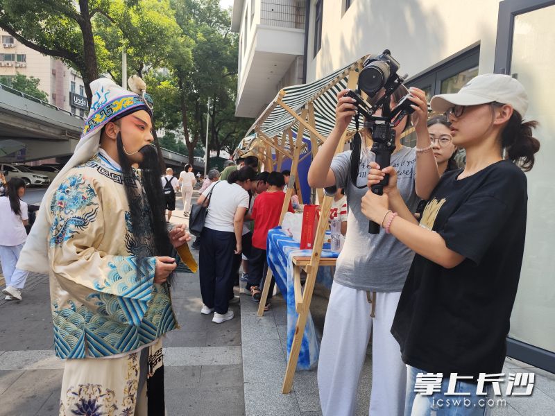 “薛仁贵”接受访问。