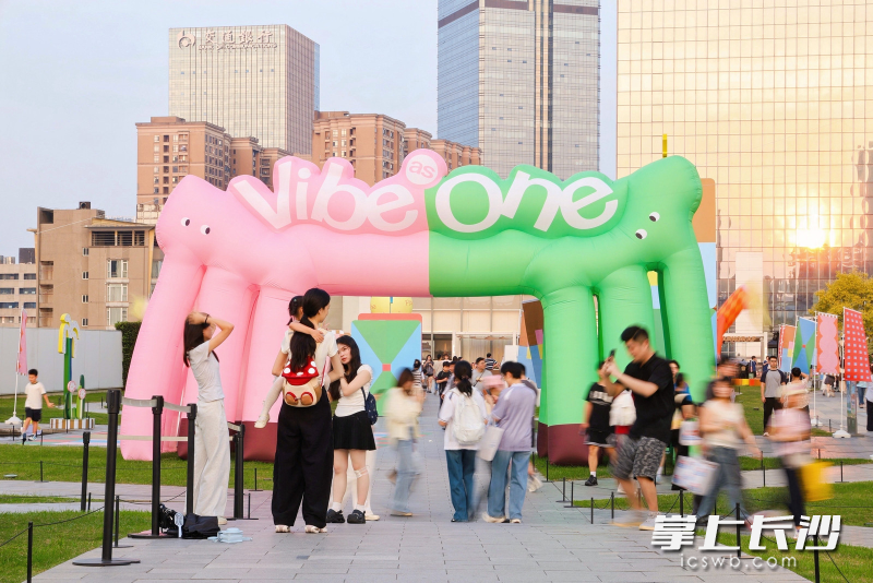 长沙IFS充满想象力的顽趣艺术空间——“放松「顽」乐Glow As One”。
