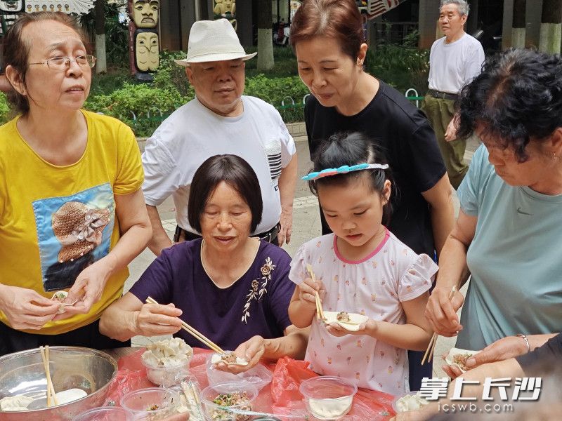 包饺子，老少同乐。