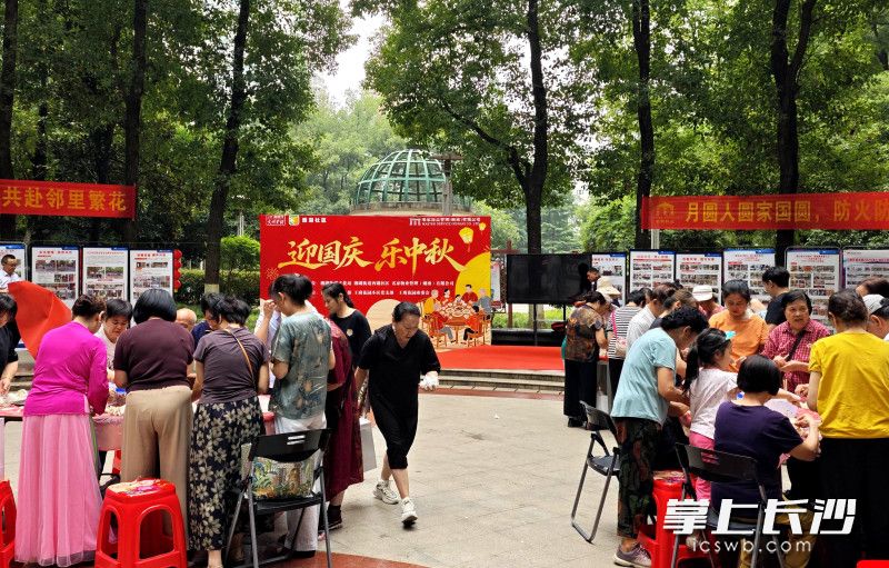 活动现场充满温情和喜庆。 均为长沙晚报全媒体记者贺文兵摄